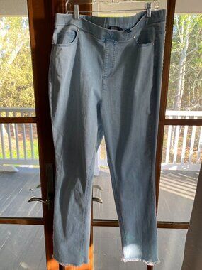 Beautiful Issac Mizrahi Size 18W Light Wash Pockets New Never Wore Frayed leg